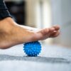 Piłka do masażu mięśni ciała rolowania piłeczka rehabilitacyjna z kolcami - obrazek 10